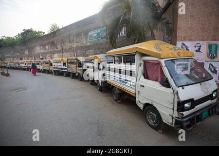 Les transports publics sont vus des parcs dans la rue suite à l'ordre des autorités de fermer en raison de préoccupations de la pandémie du virus corona à Dhaka, au Bangladesh, le 31 mars 2020. Le Bangladesh a confirmé 51 cas, dont 5 décès dus au virus corona (COVID-19), selon les responsables de l'IEDCR Banque D'Images