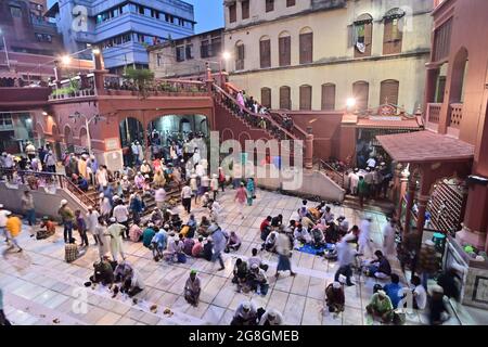 KOLKATA, BENGALE-OCCIDENTAL, INDE - MAI 27 2019 : les dévotés musulmans cassent leur jeûne de jour en ayant de la nourriture et des boissons ensemble , appelé Iftar partie à Banque D'Images