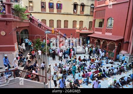 KOLKATA, BENGALE-OCCIDENTAL, INDE - MAI 27 2019 : les dévotés musulmans cassent leur jeûne de jour en ayant de la nourriture et des boissons ensemble , appelé Iftar partie à Banque D'Images