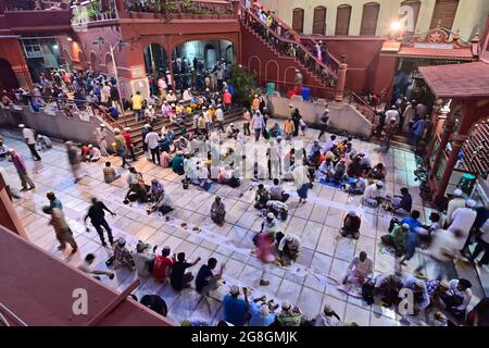 KOLKATA, BENGALE-OCCIDENTAL, INDE - MAI 27 2019 : les musulmans brisant leur journée à jeun en ayant de la nourriture et des boissons ensemble , appelé Iftar partie à N Banque D'Images
