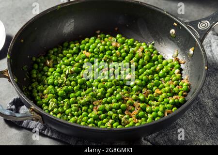 Petits pois verts sautés maison sains avec sel et poivre Banque D'Images