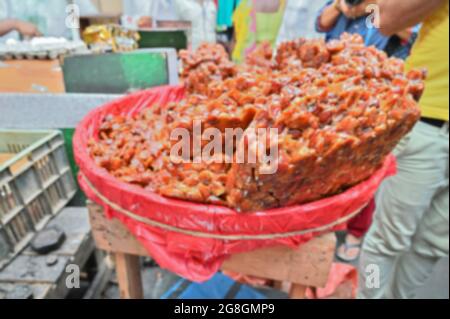 Brouillé Brown date fruits étant vendus à Kolkata comme nourriture de rue, Inde Banque D'Images