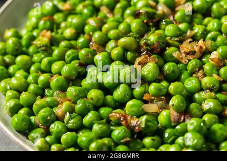 Petits pois verts sautés maison sains avec sel et poivre Banque D'Images