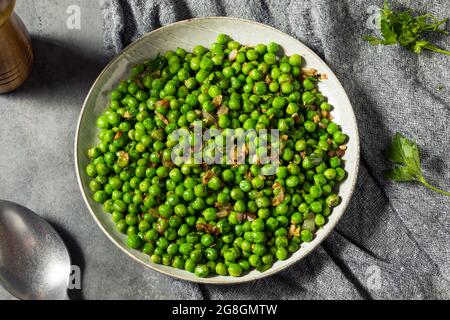 Petits pois verts sautés maison sains avec sel et poivre Banque D'Images