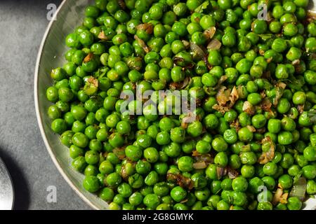 Petits pois verts sautés maison sains avec sel et poivre Banque D'Images