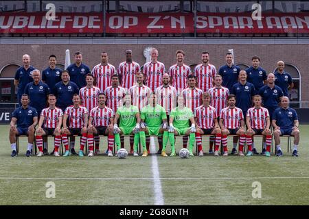 ROTTERDAM, PAYS-BAS - JUILLET 19: Back Row v.l.N.r.:, Ben Wessels (materiaalman), Kohei Sagara (inspanningsfyisoloog), Leen van Steensel (teamManager), Adil Auassar, Emanuel Emegha, Bart Vriends, Michaël Heylen, Bas Nagtegaal (fysiotherapeut), Simon Knops (clubarts). Wesly Lisboa (vidéo-analyt), Middle Row v.l.N.r.:, Ronald Hanstede (verzorger), Nourdin Boukhari (entraîneur-assistant), Dirk Abels, Laros Duarte, Lennart thy, Bryan Smeets, Abdou Harroui, Laurent Jans, Rogier Hoek (fysiotherapeut), Frank Kooiman (keepertraining), Front Row v.l.N.r.:, Henk Fraser (hoofdtrainer), Vito van Crooij, Mars Banque D'Images