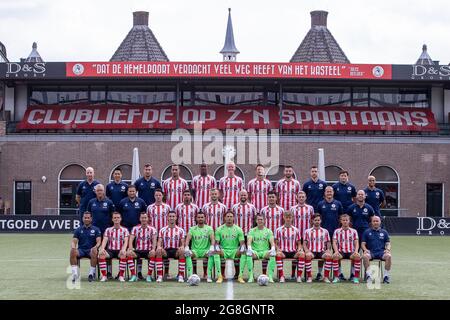 ROTTERDAM, PAYS-BAS - JUILLET 19: Back Row v.l.N.r.:, Ben Wessels (materiaalman), Kohei Sagara (inspanningsfyisoloog), Leen van Steensel (teamManager), Adil Auassar, Emanuel Emegha, Bart Vriends, Michaël Heylen, Bas Nagtegaal (fysiotherapeut), Simon Knops (clubarts). Wesly Lisboa (vidéo-analyt), Middle Row v.l.N.r.:, Ronald Hanstede (verzorger), Nourdin Boukhari (entraîneur-assistant), Dirk Abels, Laros Duarte, Lennart thy, Bryan Smeets, Abdou Harroui, Laurent Jans, Rogier Hoek (fysiotherapeut), Frank Kooiman (keepertraining), Front Row v.l.N.r.:, Henk Fraser (hoofdtrainer), Vito van Crooij, Mars Banque D'Images