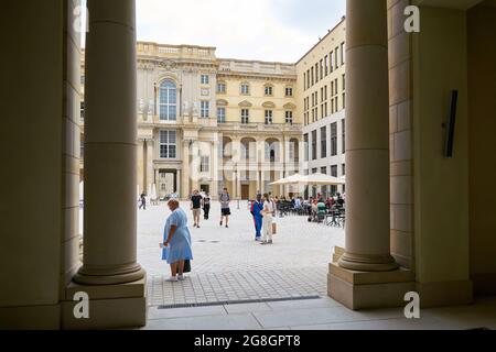 Zone d'entrée du Forum Humboldt, récemment construit selon un modèle historique, avec vue sur le Schlueterhof Banque D'Images