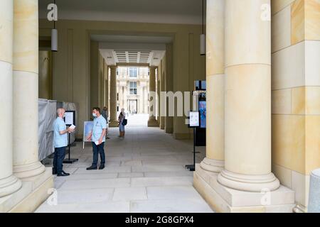 Zone d'entrée du Forum Humboldt, récemment construit selon un modèle historique, avec vue sur le Schlueterhof Banque D'Images