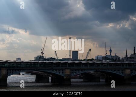 Centre de Londres, Royaume-Uni. 20 juillet 2021. Météo au Royaume-Uni: Après une journée chaude et humide sombre, les nuages couvants apportent de fortes averses d'orage à la capitale pendant la vague de chaleur. Credit: Celia McMahon/Alamy Live News Banque D'Images