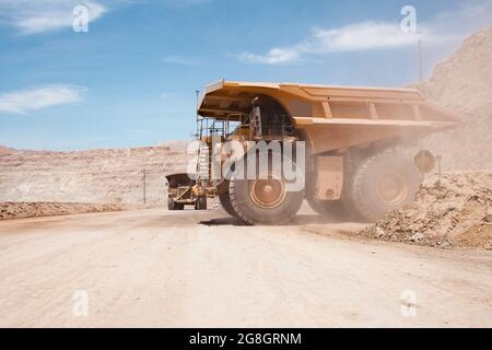 Gros camions à benne basculante dans une mine de cuivre à ciel ouvert au Pérou. Banque D'Images