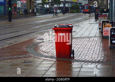 SHEFFIELD. YORKSHIRE DU SUD. ANGLETERRE. 07-10-21. High Street, poubelle sur la chaussée. La chaussée est mouillée par une récente douche à effet pluie. Banque D'Images