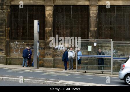 SHEFFIELD. YORKSHIRE DU SUD. ANGLETERRE. 07-10-21. Waingate, les gens attendent à un arrêt de bus. Banque D'Images