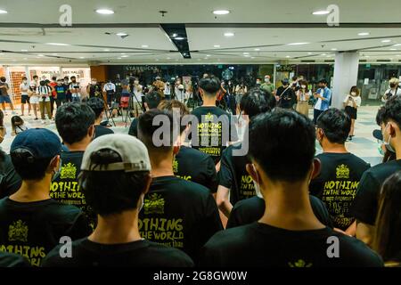 9 juillet 2021, Hong Kong, Chine: Les comités exécutifs du syndicat étudiant de l'Université de Hong Kong assistent à une conférence de presse alors qu'ils présentent des excuses après la démission.le Comité exécutif du syndicat étudiant de l'Université de Hong Kong a démissionné après la motion pleurant la mort et appréciant le sacrifice de Leung Kin-Fai, Qui s'est suicidé après avoir poignardé un policier le 1er juillet, quelques jours plus tard, le responsable de l'école a demandé au syndicat des étudiants de s'éloigner du bâtiment composite et de ne plus reconnaître le statut du syndicat des étudiants. (Credit image: © Alex Chan TSZ Yuk/SOPA Images via ZUMA Banque D'Images