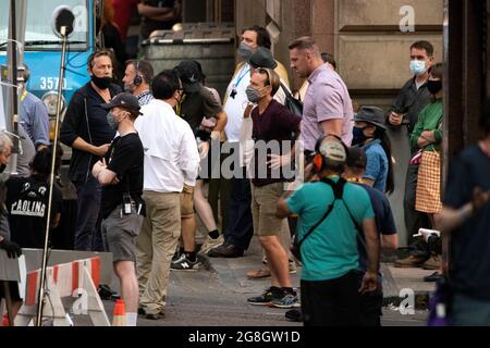 Glasgow, Écosse, Royaume-Uni. 20 juillet 2021. PHOTO : Olivier Richters (le personnage maléfique des films) vu entre les prises sur le set. Il est un bodybuilder hollandais connu pour sa hauteur imposante de 218cm. Filmer sur le set de l'Indiana Jones 5 au milieu du centre-ville de Glasgow alors que le superproduction hollywoodienne établit Glasgow comme la ville de New York. Une production complète peut être vue, avec une grande coulée, des producteurs et des extras. Le centre-ville a été modifié de sorte que tous les magasins et le bâtiment ressemblent à 1959 Amérique. Crédit : Colin Fisher/Alay Live News Banque D'Images