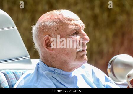 Stirling Moss, pilote de course, se prépare à faire la course d'une Mercedes-Benz 300 SLR '658' au Goodwood Festival of Speed, au Royaume-Uni. Conducteur âgé Banque D'Images