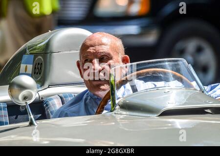 Stirling Moss, pilote de course, se prépare à faire la course d'une Mercedes-Benz 300 SLR '658' au Goodwood Festival of Speed, au Royaume-Uni. Conducteur âgé Banque D'Images