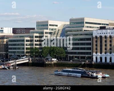 Londres, Grand Londres, Angleterre, 12 juin 2021 : vue vers un quai sur la rive sud de la tamise avec un bateau Uber au premier plan. Banque D'Images