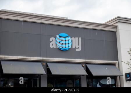 Kirkland, WA USA - vers juillet 2021 : vue extérieure d'un magasin AT&T à Totem Lake par une journée de grand-temps Banque D'Images