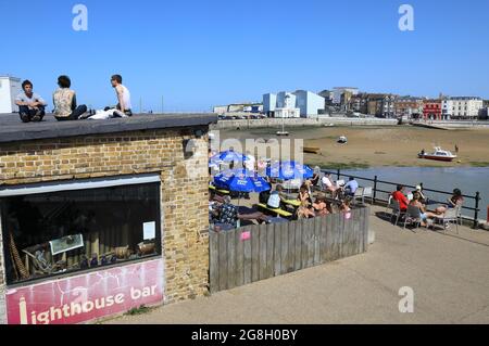 Le bar Lighthouse à l'extrémité du Harbour Arm à Margate, à Thanet, est du Kent, se Angleterre, Royaume-Uni Banque D'Images