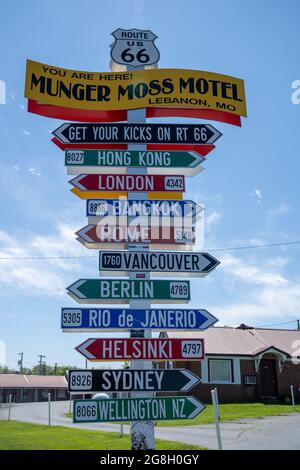 Liban, Missouri - 5 mai 2021 : panneau directionnel vers diverses villes du monde depuis le Munger Moss Motel le long de l'ancienne route historique 66 Banque D'Images