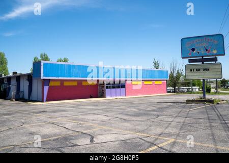 Liban, Missouri - le 5 mai 2021 : piste de bowling abandonnée de Starlite Lanes, le long de la route 66 Banque D'Images