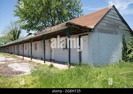 Liban, Missouri - 5 mai 2021 : abandonné et vacant ancien Forest Manor Motel le long de la route 66 Banque D'Images