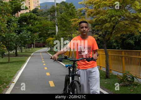 latino garçon à vélo Banque D'Images