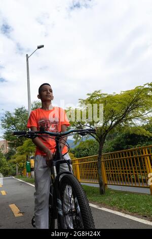 latino garçon à vélo Banque D'Images