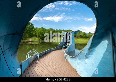 Catoosa, Oklahoma - le 5 mai 2021 : la célèbre attraction de la route de la baleine bleue de Catoosa le long de la route historique 66. Vue de l'intérieur Banque D'Images