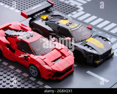 Tambov, Fédération de Russie - 07 juillet 2021 Lego Ferrari F8 Tribto et Lego Chevrolet Corvette C8.R sur plaque de base. LEGO Speed Champions. Banque D'Images