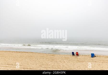 Trois chaises de plage vides sur une plage d'Amagansett Banque D'Images