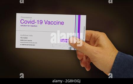 Boîte de vaccin Covid-19 en main. Vaccination contre le coronavirus sras-cov-2. Une boîte pour seringues avec doses. Illustration du rendu 3d du concept abstrait. Banque D'Images