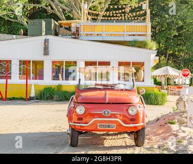 Voiture de marque Orange italienne à Sunset Beach, Shelter Island, NY Banque D'Images