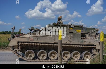 Un char de véhicule de récupération mécanisé FV512 de l'armée britannique en exercice faisant monter des nuages de poussière sur la plaine de Salisbury Banque D'Images