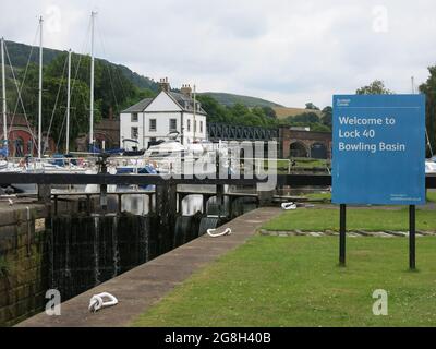 Bienvenue à l'écluse 40 Bowling Basin : vue sur la marina redéveloppée sur le Forth & Clyde Canal, West Dunbartonshire. Banque D'Images