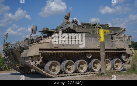 Un char de véhicule de récupération mécanisé FV512 de l'armée britannique en exercice faisant monter des nuages de poussière sur la plaine de Salisbury Banque D'Images
