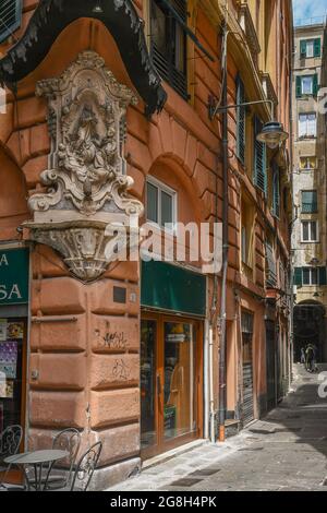 Votive sanctuaire dédié à l'Immaculée Madonna et San Zaccaria (1752) à un coin de rue près de la Piazza Banchi dans la vieille ville de Gênes, Italie Banque D'Images