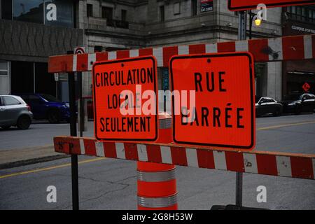 Montréal, QC, Canada - 7-15-2021: En français à droite: Un signe de rue fermée. Gauche : seule la circulation locale est autorisée. Banque D'Images