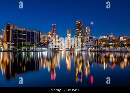 Canary Wharf vu depuis Millwall Dock la nuit Banque D'Images