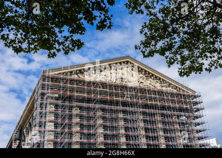 L'église de la Madeleine enveloppée d'échafaudages pour des travaux de rénovation et de nettoyage majeurs - Paris, France. Banque D'Images