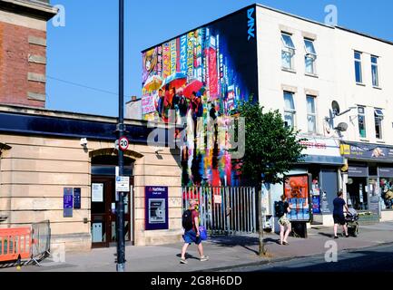 Bristol, Royaume-Uni, 20 juillet 2021. Cette année, le festival a été annulé en raison de la pandémie de Covid, et l'équipe Upfest a décidé de peindre 75 murs en 75 jours à Vas-y. Avec la plupart des murs ayant été achevés, les organisateurs se sont réveillés lundi pour découvrir que beaucoup des nouvelles peintures murales avaient été vandalisées au cours du week-end. L'une des nouvelles œuvres créées pour le projet murs 75 est illustrée. Credit: Lynchpics/Alamy Live News Banque D'Images