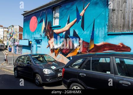 Bristol, Royaume-Uni, 20 juillet 2021. Cette année, le festival a été annulé en raison de la pandémie de Covid, et l'équipe Upfest a décidé de peindre 75 murs en 75 jours à Vas-y. Avec la plupart des murs ayant été achevés, les organisateurs se sont réveillés lundi pour découvrir que beaucoup des nouvelles peintures murales avaient été vandalisées au cours du week-end. L'une des nouvelles œuvres créées pour le projet murs 75 est illustrée. Credit: Lynchpics/Alamy Live News Banque D'Images