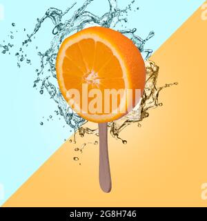 Tranche d'orange sur un bâton de popsicle avec une éclaboussure d'eau sur un fond orange et bleu. Concept minimal de fruits et rafraîchissements créatifs Banque D'Images