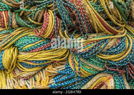 une pile de cordes de pêche sur un quai Banque D'Images