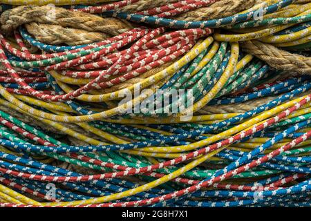 une pile de cordes de pêche sur un quai Banque D'Images