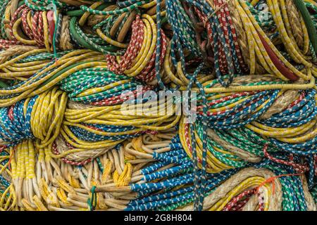 une pile de cordes de pêche sur un quai Banque D'Images