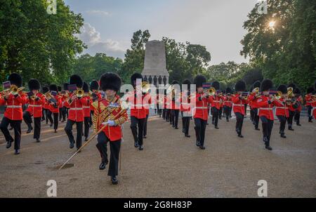 Horse Guards Parade, Londres, Royaume-Uni. 20 juillet 2021. La première soirée avec un public pour le spectaculaire musical militaire The Sword & The Crown in Horse Guards Parade qui se déroule chaque soir jusqu'au 22 juillet. Il s'agit de la première apparition publique des bandes masser de la Division des ménages depuis juin 2019, qui a été le dernier événement public Trooping the Color depuis son annulation en raison de la pandémie de Covid. Le défilé se trouve à côté de la bande du HAC, de la bande du Royal Yeomanry, des tuyaux et des tambours du London Regiment et du corps des tambours du HAC. Crédit : Malcolm Park/Alay Live News. Banque D'Images