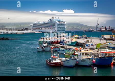 Les bateaux de pêche avec Princess bateau de croisière au-delà, l'île de São Miguel, Açores, Portugal Banque D'Images