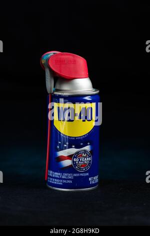 Bombe de lubrifiant multi-lubrifiant WD-40 couramment utilisé dans les affaires et à la maison pour une grande variété d'utilisations sur fond sombre Banque D'Images